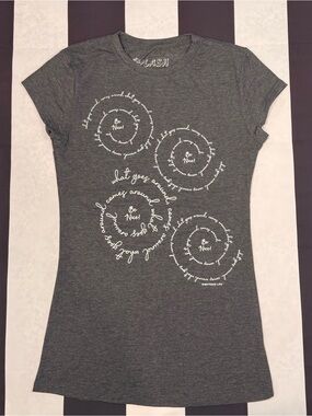 Splash Charcoal Gray Short-Sleeve Tee with White Spiral 'Be Nice' Graphic